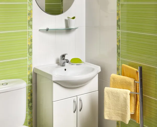 Detalle de un moderno cuarto de baño verde con lavabo — Foto de Stock