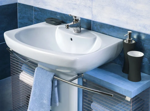 Detail moderní koupelna s umyvadlem a příslušenství — Stock fotografie