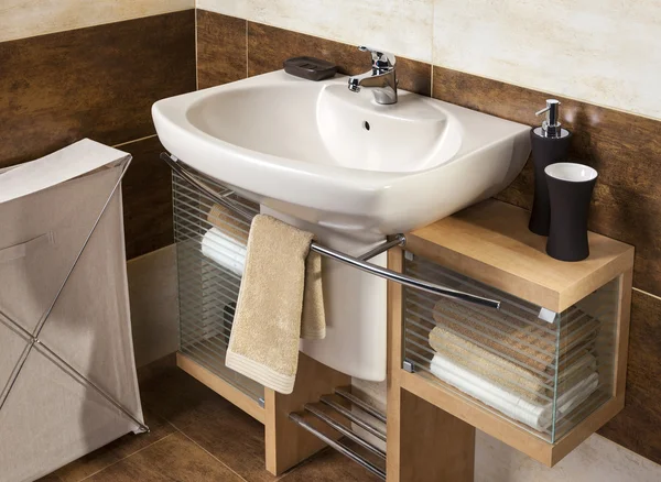 Detalle de un moderno cuarto de baño con lavabo y accesorios — Foto de Stock
