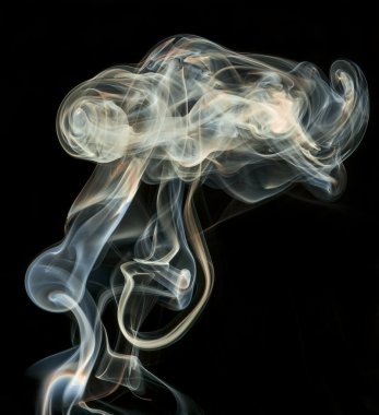 Renkli duman izole siyah arka plan