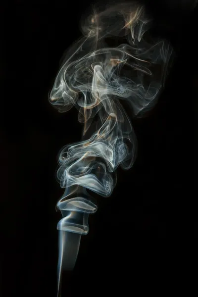 Kleur abstracte rook geïsoleerde zwarte achtergrond — Stockfoto