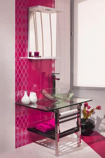 Pembe ve beyaz bir modern banyo iç detay — Stok fotoğraf