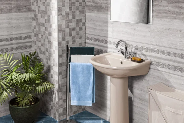 Lavabo ve ayna ile modern banyo iç detay — Stok fotoğraf