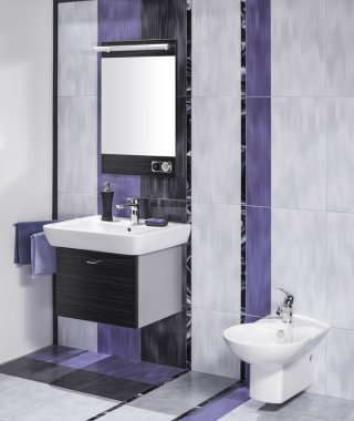ayrıntı bir şık banyo iç ayna ile ve lavabo ile 