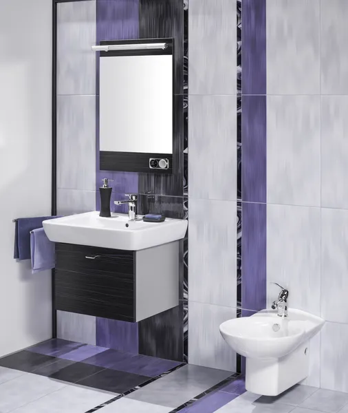 Detalle de un elegante cuarto de baño interior con espejo y lavabo con — Foto de Stock