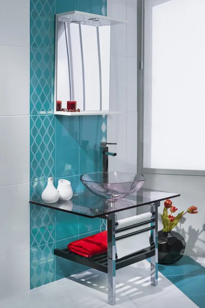 Détail d'une luxueuse salle de bain intérieure avec turquoise et blanc — Photo