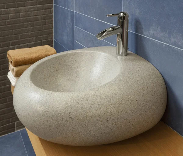 Detalle de un moderno cuarto de baño con lavabo de granito — Foto de Stock