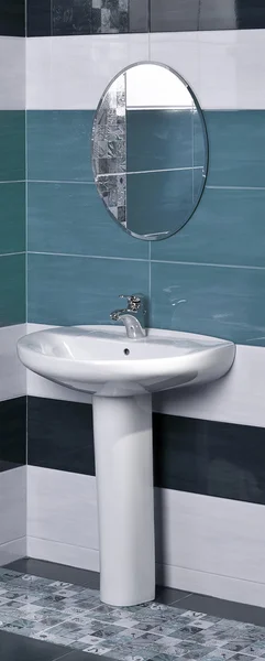 Dettaglio di un moderno bagno con lavabo bianco — Foto Stock