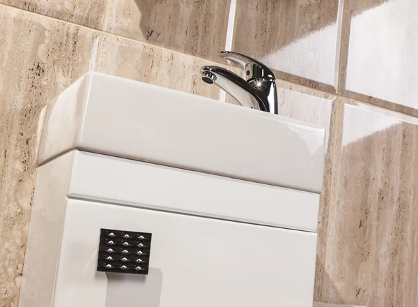 Detalle del lavabo y el grifo del baño — Foto de Stock