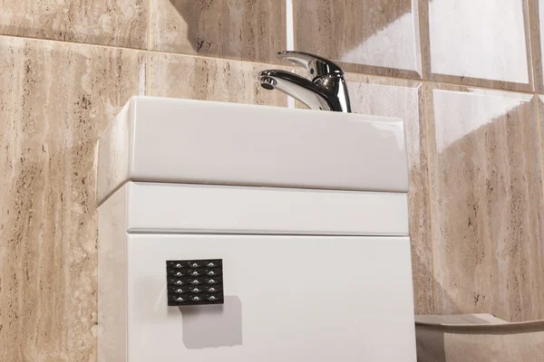 Dettaglio del lavandino e del rubinetto del bagno — Foto Stock