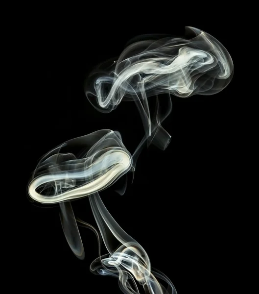 Farbiger Rauch isoliert auf schwarzem Hintergrund — Stockfoto