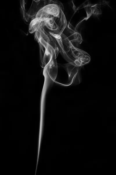 Vit rök isolerad på en svart bakgrund — Stockfoto