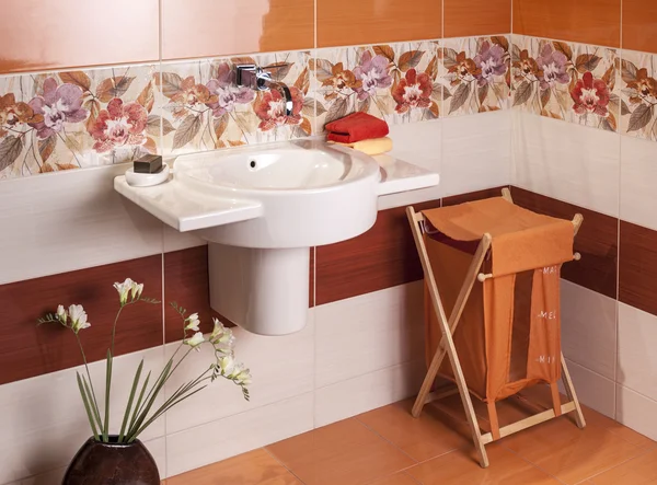 Interior de baño moderno con lavabo —  Fotos de Stock