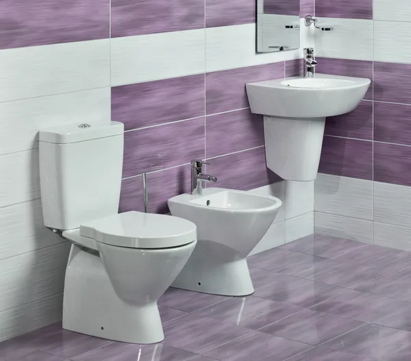 Dettaglio del bagno moderno con lavabo, wc e bidet — Foto Stock