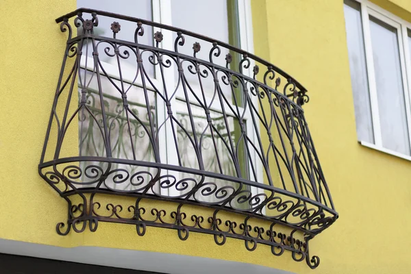 Detail des Gebäudes und dekorative Metallgeländer Fenster — Stockfoto