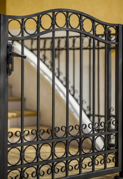 Porta d'ingresso di una casa fatta — Foto Stock