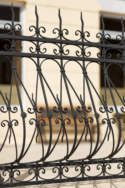 详细的铁艺栏杆与美丽的装饰品 — 图库照片
