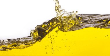 dökülen petrol soyut bir görüntü. Beyaz bir arka plan üzerinde.