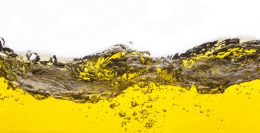 dökülen petrol soyut bir görüntü. Beyaz bir arka plan üzerinde.