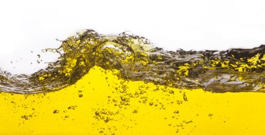 dökülen petrol soyut bir görüntü. Beyaz bir arka plan üzerinde.
