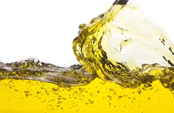 Immagine astratta di un liquido giallo versato. Su sfondo bianco — Foto Stock