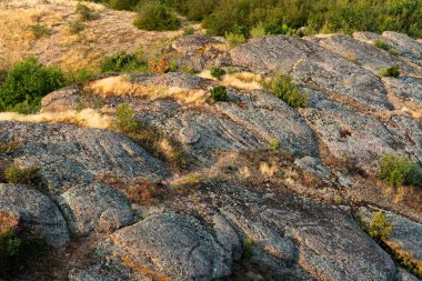 kayalar; kaya fenomeni; kırmızı kayalar; doğa; manzara; ormanlık alan; doğal fenomen; turizm; kale; kuvvetlendirme; dağ; oluşumlar; doğal kayalar; park; varış noktası; seyahat; güzellik;
