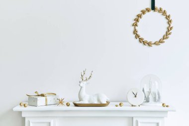 Oturma odasının iç tarafındaki beyaz bacada güzel dekorasyonlu Noel kompozisyonu. Noel ağacı ve çelenk, mumlar, yıldızlar, ışık. Uzayı kopyala Şablon.