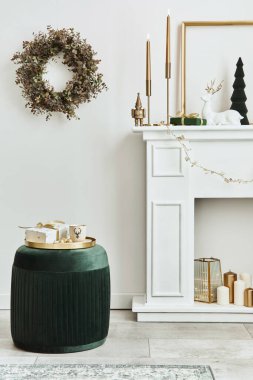 Beyaz baca, Noel ağacı ve çelenk, yıldızlar, hediyeler ve dekorasyonla oturma odasının içinde şık bir Noel kompozisyonu. Noel Baba geliyor. Şablon.