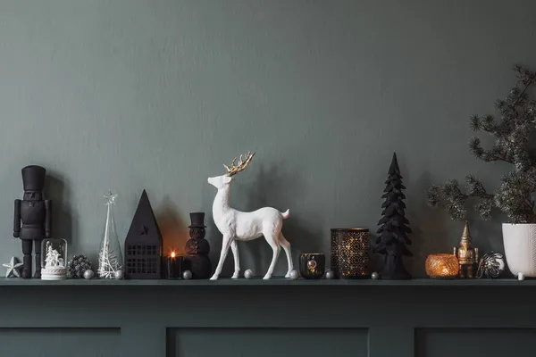 Julen Komposition Hyllan Vardagsrummet Interiör Vacker Dekoration Julgranar Ljus Stjärnor — Stockfoto
