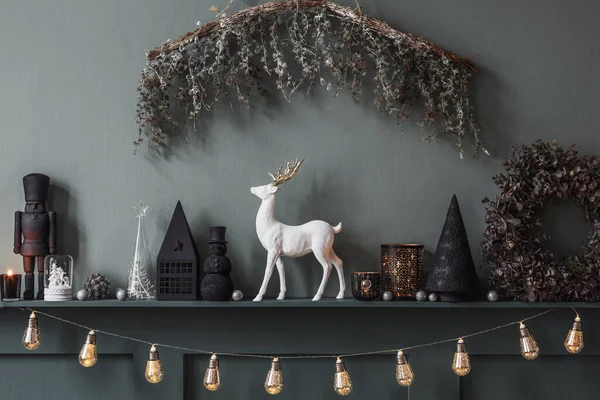 リビングルームのインテリアの棚の上のクリスマスの組成 美しい装飾だ クリスマスツリー キャンドル 光とエレガントなアクセサリー メリークリスマスとハッピーホリデー テンプレート — ストック写真