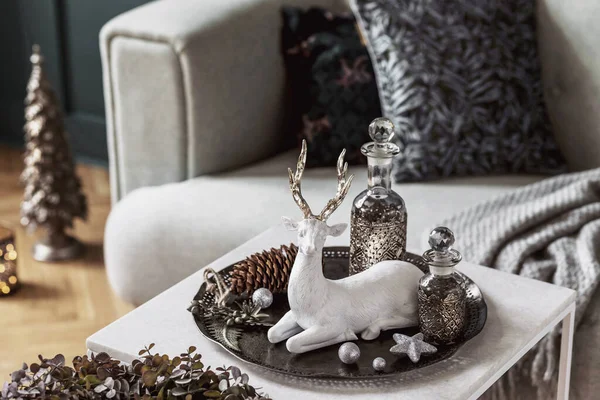 Julekomposition Marmorbordet Stuen Interiør Med Smuk Dekoration Juletræ Hjorte Stearinlys - Stock-foto