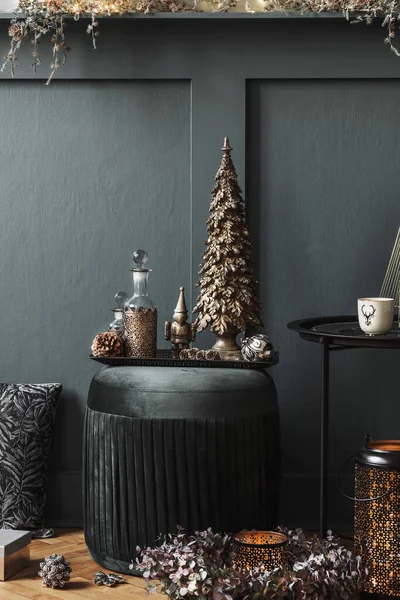 Composição Natal Pufe Veludo Verde Sala Estar Bela Decoração Árvores — Fotografia de Stock