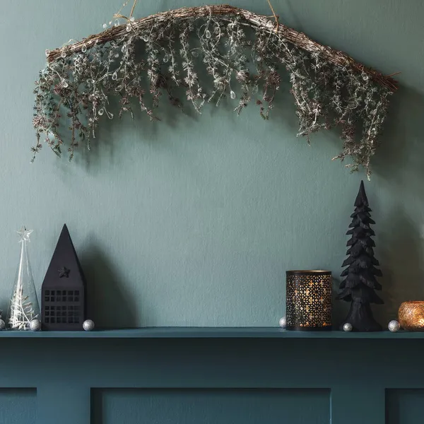 Oturma Odasının Tarafındaki Rafta Noel Kompozisyonu Güzel Dekorasyon Noel Ağaçları — Stok fotoğraf