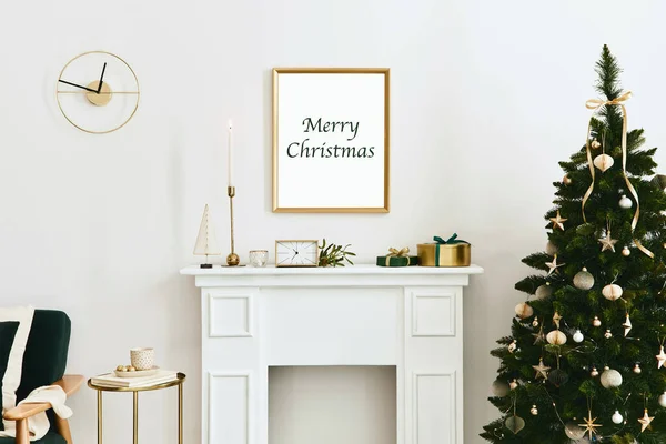 金のモックアップポスターフレーム 白い煙突と装飾とクリスマスの組成 クリスマスツリーと花輪 キャンドル 光とエレガントなアクセサリー テンプレート — ストック写真