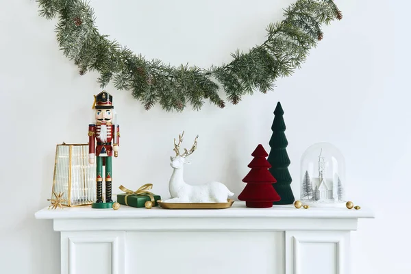 Weihnachtskomposition Auf Dem Weißen Kamin Wohnzimmerinnenraum Mit Schöner Dekoration Weihnachtsbaum — Stockfoto