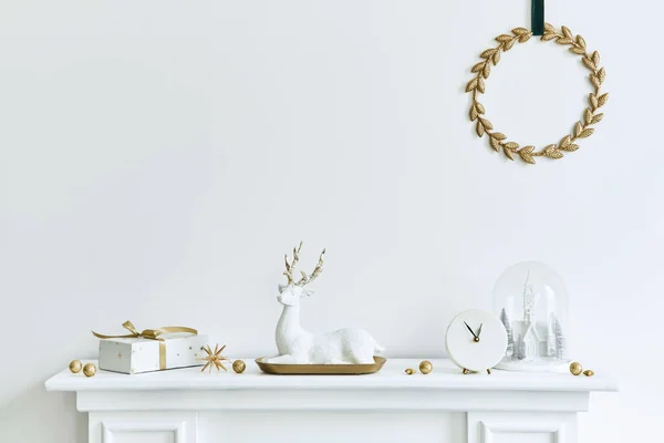 Composição Natal Chaminé Branca Interior Sala Estar Com Bela Decoração — Fotografia de Stock
