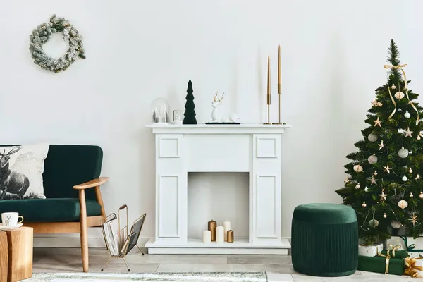 緑のソファ 白い煙突 クリスマスツリーと花輪 贈り物や装飾とスタイリッシュなクリスマスリビングルームのインテリア サンタクルスが来る テンプレート — ストック写真