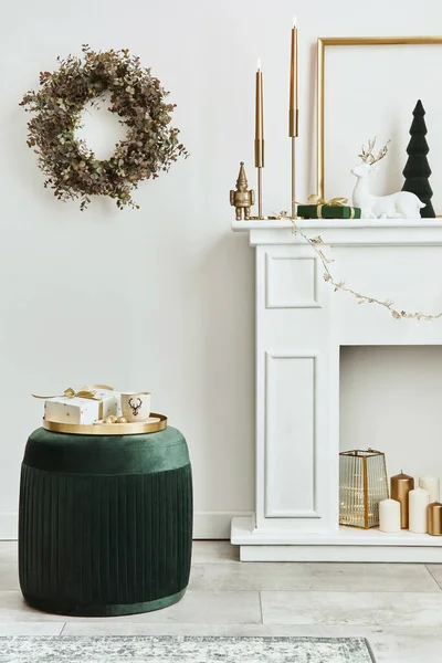 Stilvolle Weihnachtskomposition Wohnzimmer Mit Weißem Kamin Weihnachtsbaum Und Kranz Sternen — Stockfoto