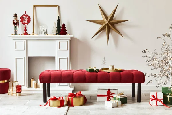 クリスマスツリー 贈り物 雪と居心地の良い家の装飾でアクセサリーとクリスマスの組成 コピースペース 白と赤 テンプレート — ストック写真