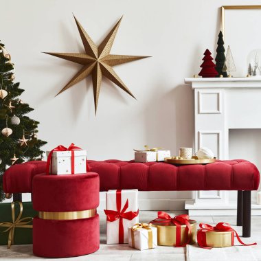 Beyaz baca, Noel ağacı ve çelenk, yıldızlar, hediyeler ve dekorasyonla oturma odasının içinde şık bir Noel kompozisyonu. Noel Baba geliyor. Şablon.
