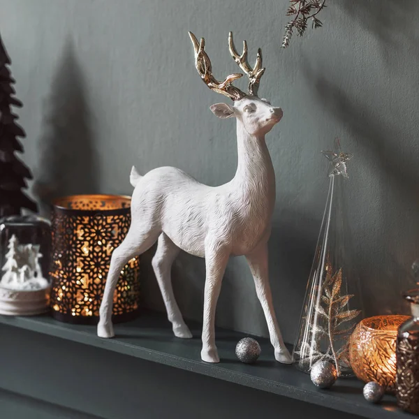 Oturma Odasının Tarafındaki Rafta Noel Kompozisyonu Güzel Dekorasyon Noel Ağaçları — Stok fotoğraf