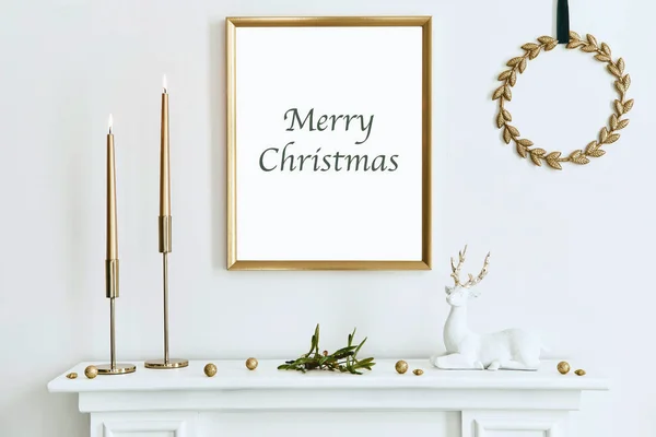 金のモックアップポスターフレーム 白い煙突と装飾とクリスマスの組成 クリスマスツリーと花輪 キャンドル 光とエレガントなアクセサリー テンプレート — ストック写真