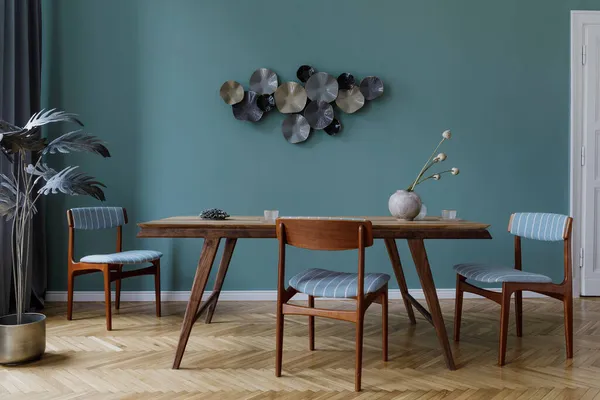 魅力的な木製のテーブル エレガントな椅子とデザインの装飾が施されたモダンでスタイリッシュなダイニングルームのインテリア テンプレート 家の装飾だ インテリアデザインのミニマルなコンセプト — ストック写真