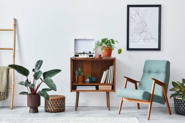 Tasarım ahşap dolabı, şık koltuğu, poster haritası, bitkiler, vinil kayıt cihazı, kitaplar ve ev dekorunda kişisel aksesuarları olan modern oturma odası kompozisyonu. Şablon.