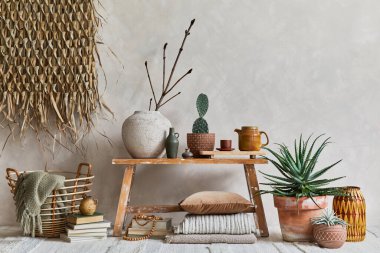 Konforlu oturma odası kompozisyonu fotokopi alanı, retro tarzı bank, kil vazo, çanak çömlek, saman duvar süslemesi ve tekstil. Köylü ilhamı. Yaz titreşimleri. Bej duvar. Şablon.