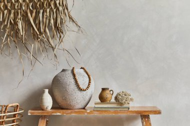 Oturma odasının içinde fotokopi alanı, retro tarzı bank, kil vazolar ve çanak çömlek. Köylü ilhamı. Yaz titreşimleri. Bej duvar. Şablon.