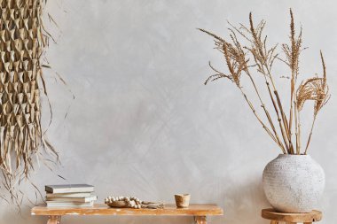 Oturma odasının içinde fotokopi alanı, retro tarzı bank, kil vazolar ve çanak çömlek. Köylü ilhamı. Yaz titreşimleri. Bej duvar. Şablon.