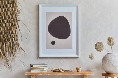 Poster çerçevesi, retro stili bank, kil vazolar, çanak çömlek ve saman süslemelerle süslü rahat bir oturma odası kompozisyonu. Köylü ilhamı. Yaz titreşimleri. Bej duvar. Şablon.