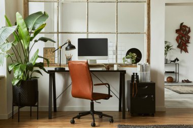 Siyah sanayi masası, kahverengi deri koltuk, bilgisayar ve şık kişisel aksesuarlarla modern, erkeksi ofis çalışma alanının yaratıcı bileşimi. Şablon.