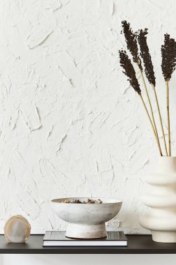 Asgari stil yaratıcı oda tasarımı. Yapı tasarımı, kopya alanı, metal raf, bitkiler ve kişisel aksesuarlar. Siyah ve beyaz konsept. Şablon.